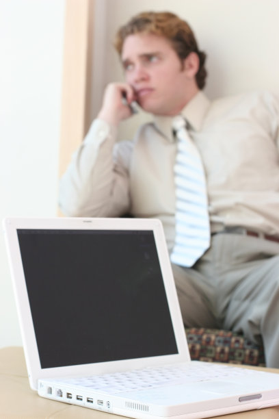 带笔记本电脑的商人图片下载