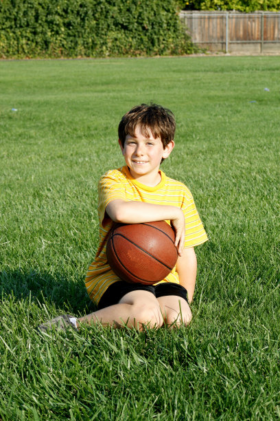 球的男孩图片下载