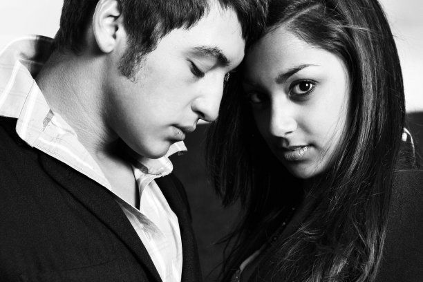 可爱的年轻模特黑白照片。图片下载