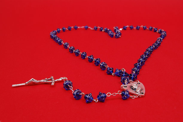 蓝色的念珠在红色的上面图片下载