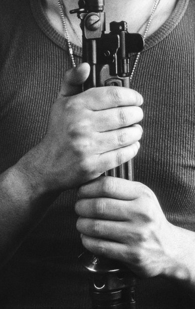 拿着枪图片下载