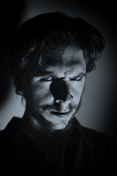 一个愤怒的年轻人的肖像图片下载