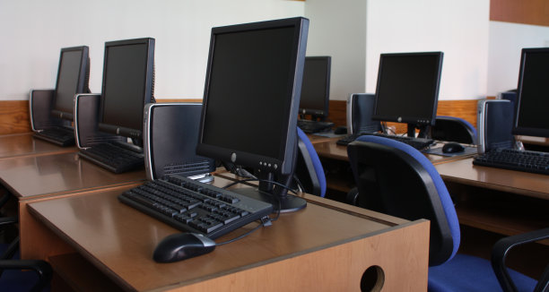 教室里的电脑。图片下载