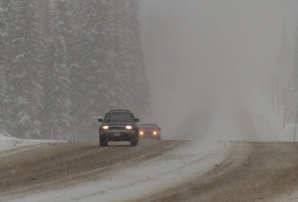 两辆车在冬季行驶的情况图片下载