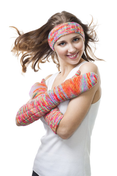 女人微笑着站在彩色羊毛手套图片下载