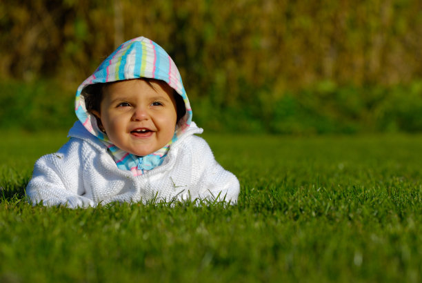 绿草地上的小女孩的肖像图片下载
