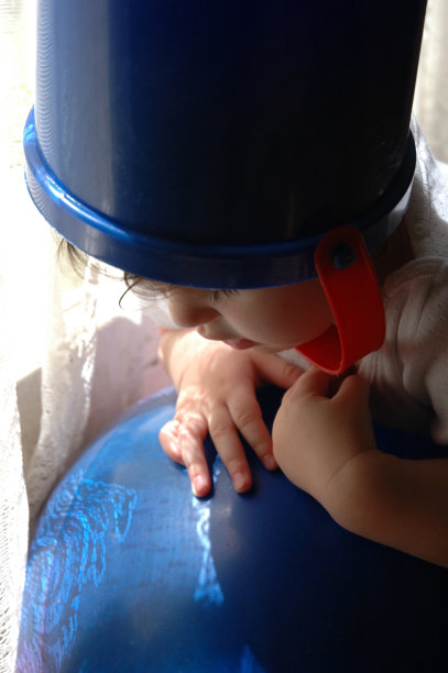 小女孩在玩球和水桶图片下载