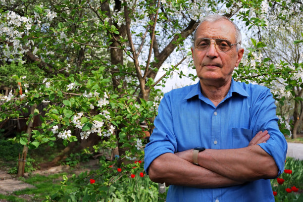 老人在花园里图片下载