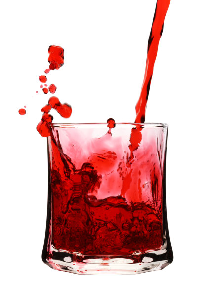 红酒(葡萄酒)正倒入玻璃杯中图片下载