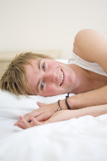 年轻人躺在床上图片下载