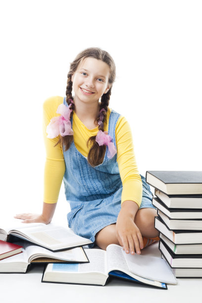 年轻快乐的少女与书坐和微笑图片下载