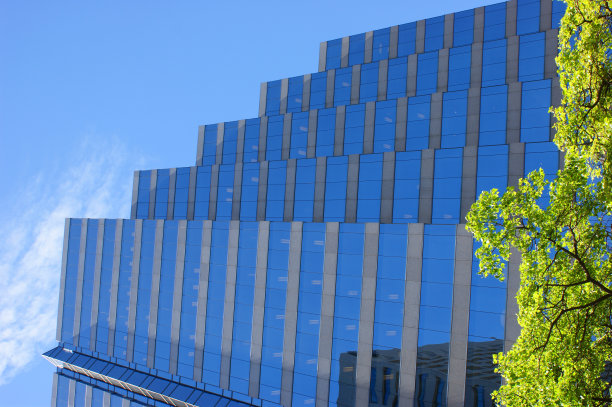 具有阶梯式立面的现代办公建筑图片下载