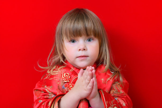 小女孩在红色背景的中国服装特写图片下载