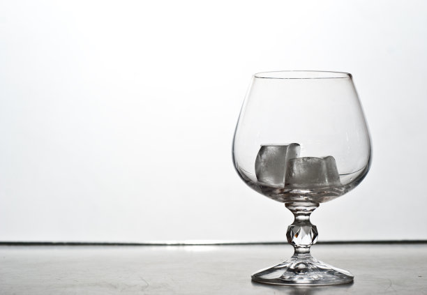 冰在玻璃图片下载