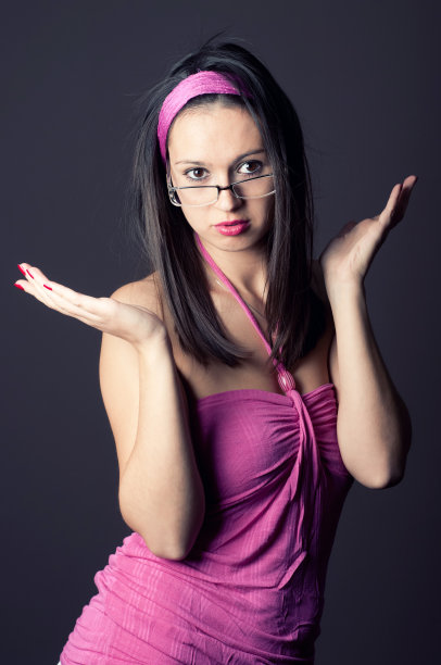 年轻的秘书用手打手势图片下载