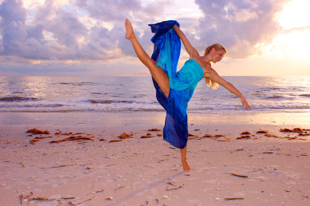 高踢舞者图片下载