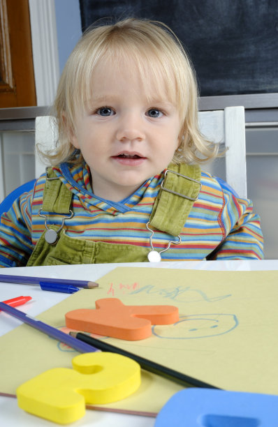 准备好学习和玩耍的小孩图片下载