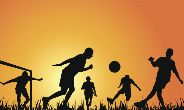 橘黄色的夕阳西下，人们踢足球的剪影图片下载