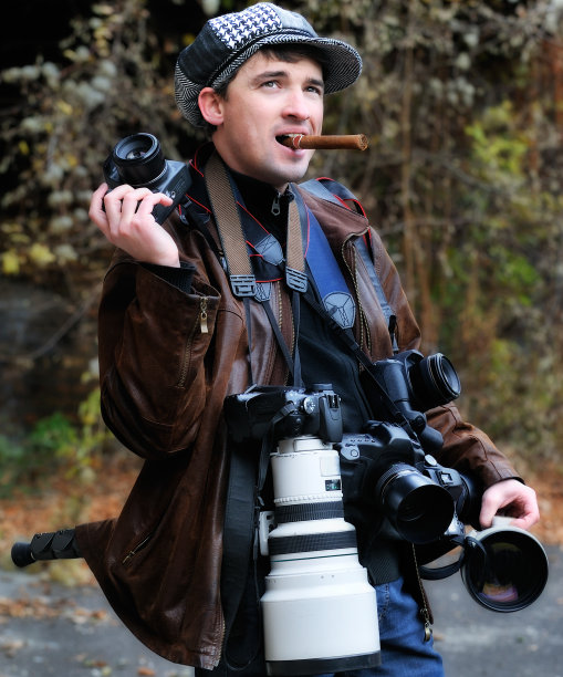 疯狂的狗仔队拿着雪茄和很多相机图片下载