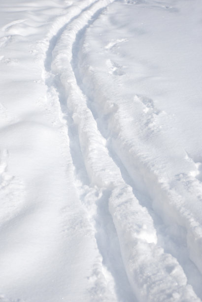 新雪上的滑雪道图片下载