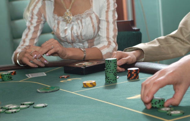 在赌场玩扑克的人图片下载