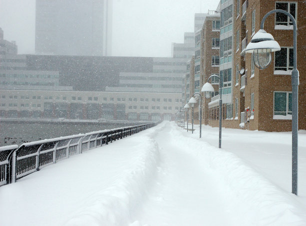 雪覆盖的人行道图片下载