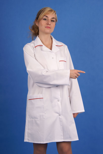 医生指着她的左边。图片下载