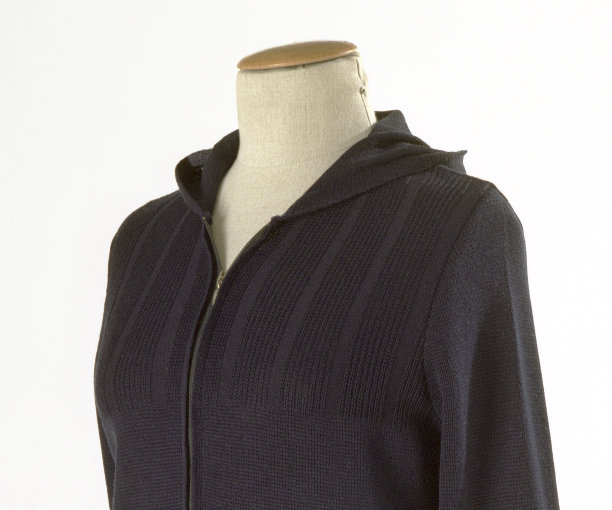 穿着拉链毛衣的人体模型。图片下载