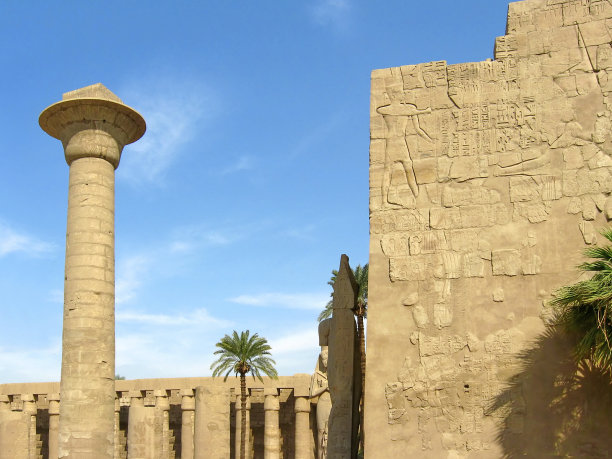 阿蒙拉神庙的巨大柱子图片下载