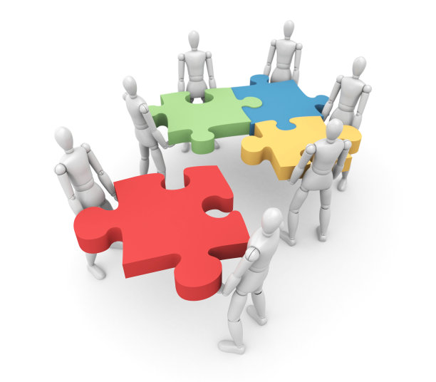 带着拼图展示集体作品的小雕像图片下载