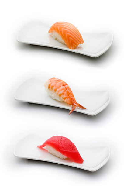 寿司有三种:鲑鱼、虾和金枪鱼图片下载