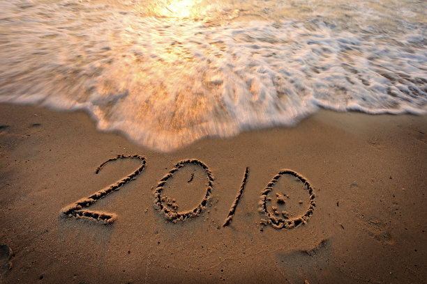 在海滩上迎接2010年新年图片下载