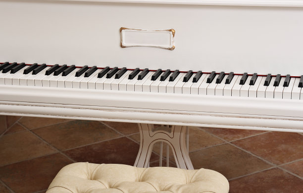 白色的钢琴和一把椅子图片下载