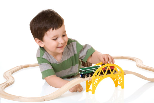 小男孩在玩火车玩具图片下载