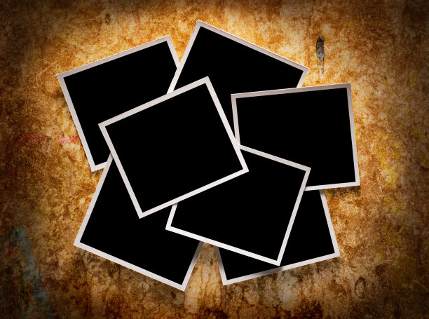 几张照片放在破旧的木头背景上图片下载