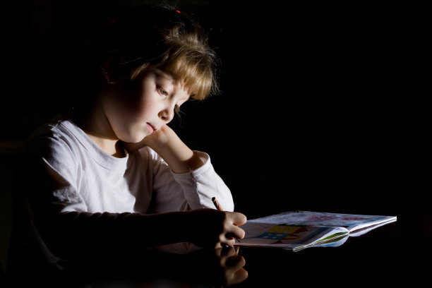 画画的女孩图片下载