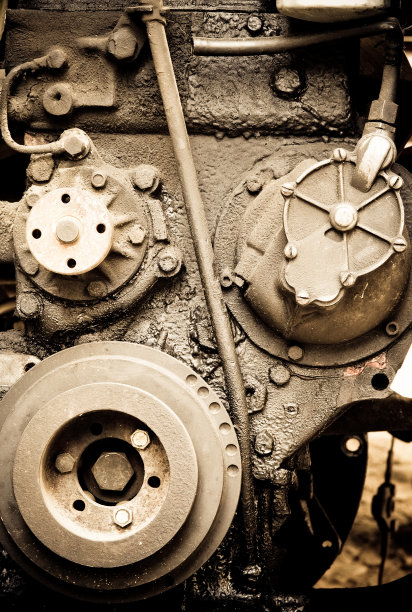 旧柴油发动机的特写图片下载