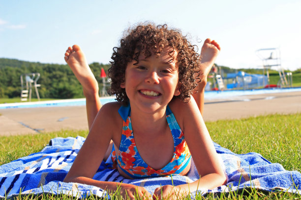 游泳池附近的少女图片下载