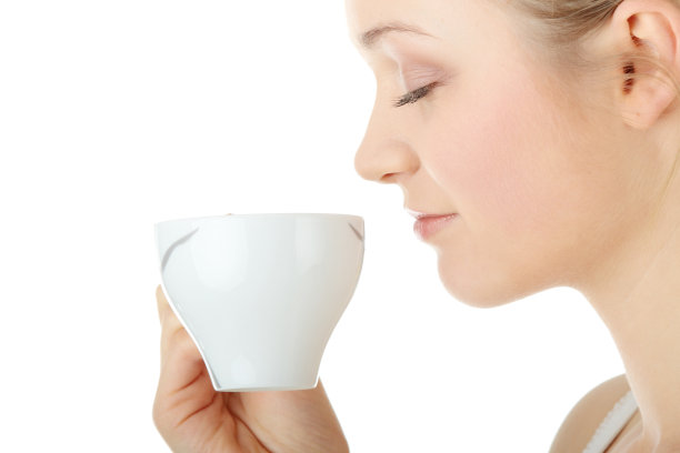 年轻女子喝着咖啡，与世隔绝图片下载