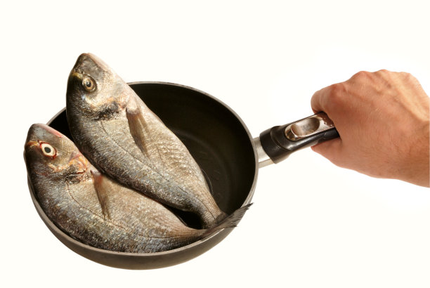 平底锅上的两条剑鱼(孤立)图片下载