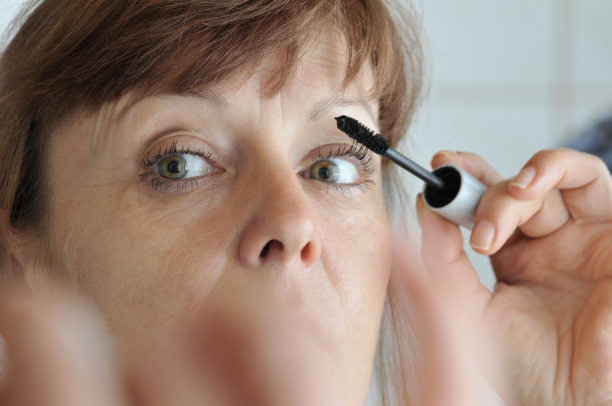 涂上睫毛膏图片下载