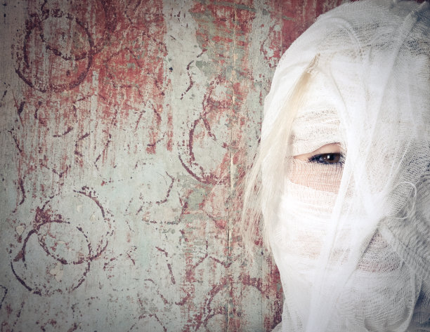 女人在绷带图片下载