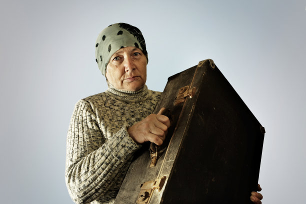 拿着旧手提箱的女人。图片下载