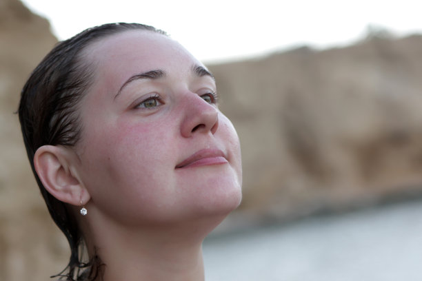 游泳后的女孩画像图片下载