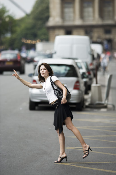 美丽迷人的女人打的出租车图片下载