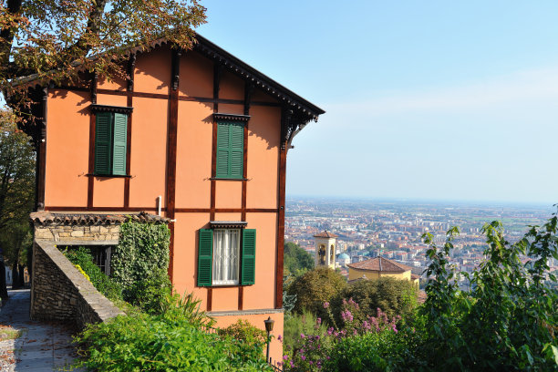 漂亮的杏黄色意大利别墅俯瞰贝加莫，伦巴第，意大利图片下载