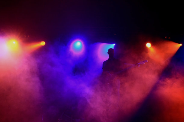 舞台上五彩缤纷的灯光表演图片下载