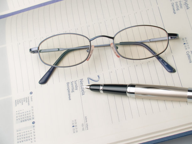 班级，日历和笔图片下载