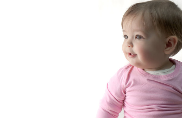 穿粉色衣服的小女孩图片下载