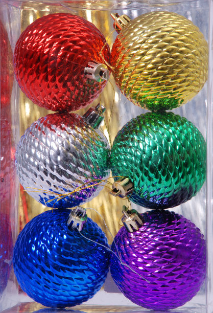 透明盒子里的圣诞球图片下载